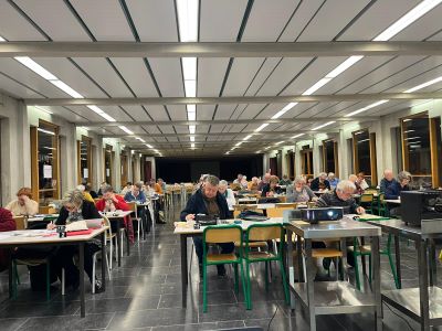 photo de la salle de jeu avec les joueurs